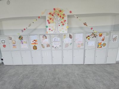 Златна есен - Учениците от 3.Б клас в часовете по занимания по интереси сътвориха една истинска приказна есен! С много вдъхновение, усмивки и трудолюбие те превърнаха класната стая в пъстър есенен свят – с листа, жълъди, тикви. Всяко дете вложи частица от - СУ Св. Св. Кирил и Методий - Сърница